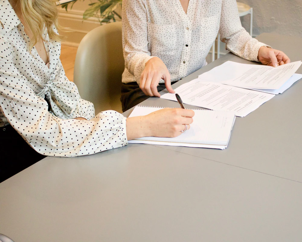 Signature d’un document détaillé, relu en présence de la cliente