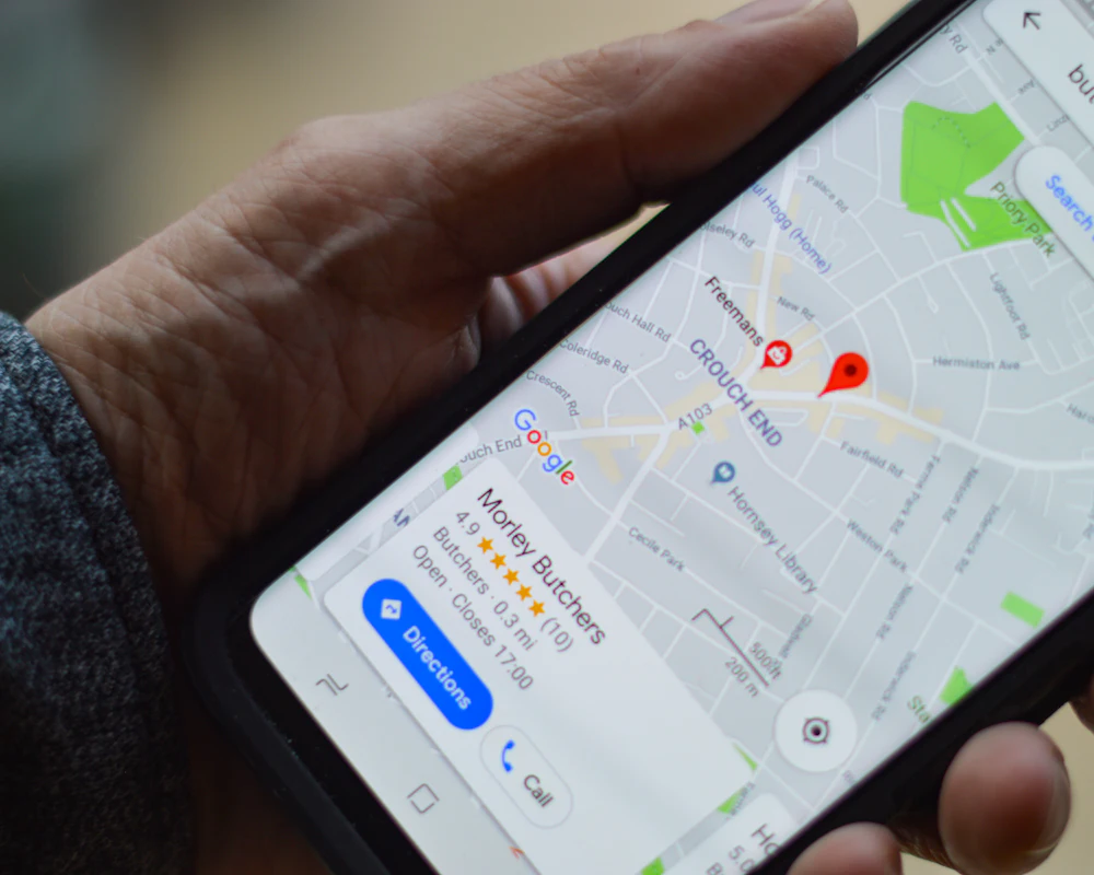 Smartphone affichant un commerce local et ses avis sur une carte